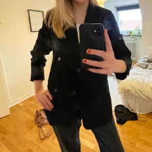 Blazer - Svart blazer från bikbok. Knappt använd, nyskick💓
