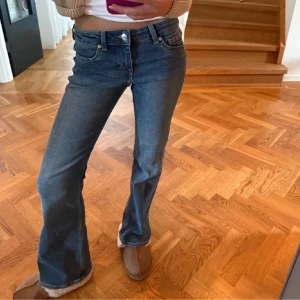 Blå bootcut jeans - Snygga blå bootcut jeans från subdued, i storlek 38 men passar s🩷 köpta för 800