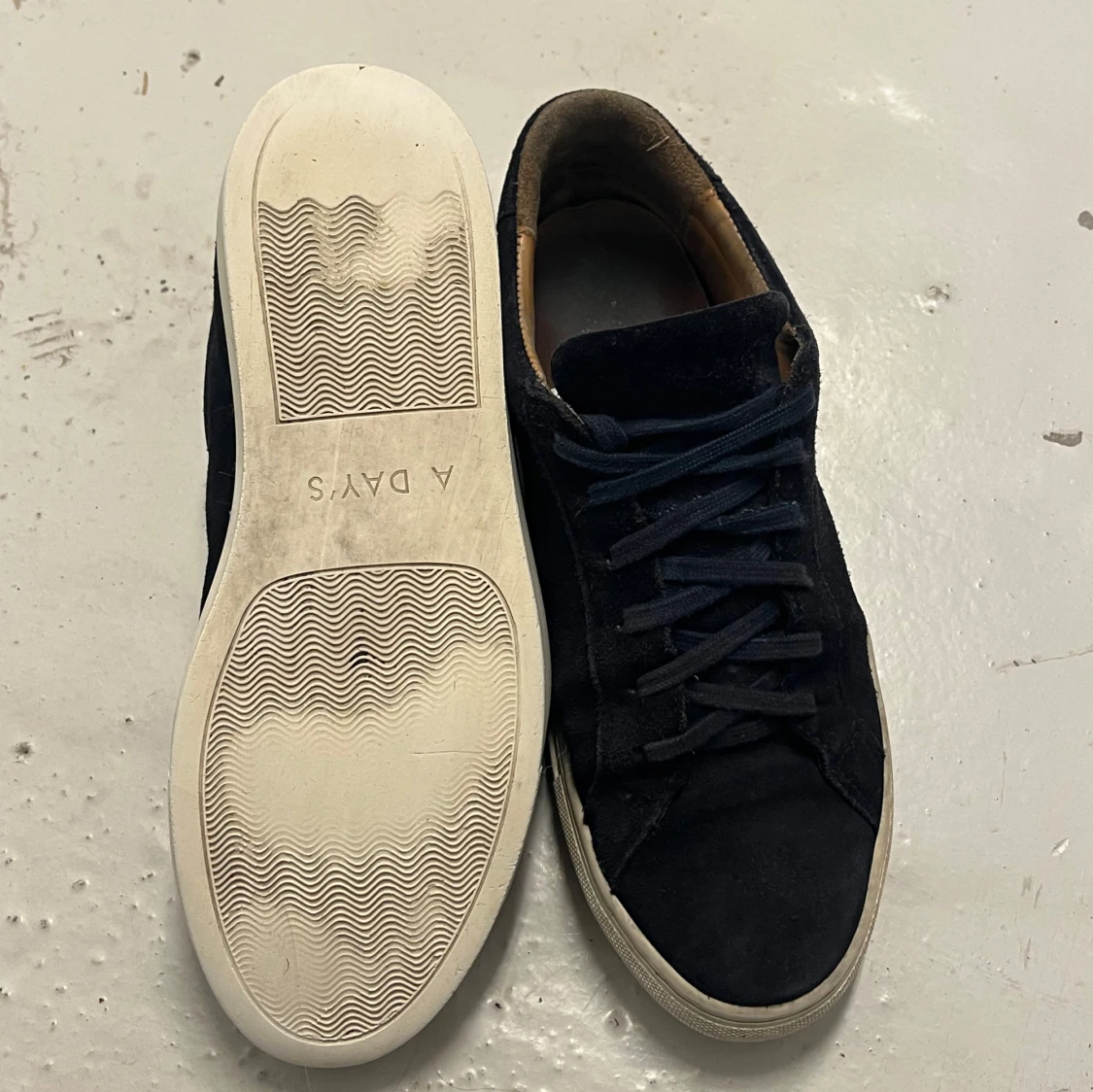 Mörk blå  sneakers från A DAY’S MARCH  - 1