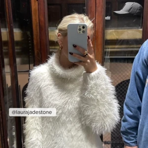 Vit fluffig tröja - Säljer en supermjuk och fluffig vit tröja med hög krage. Tröjan har långa ärmar och en lös passform som ger en avslappnad look. Ett måste i garderoben för vintern! ❄️ nypris 600 aldrig använd 