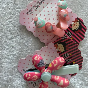 Färgglada hårklämmor med rosetter - Säljer ett set med söta och färgglada hårklämmor. Inkluderar klämmor med rosetter i olika färger och mönster, perfekt för att piffa upp vilken frisyr som helst. Klämmorna har detaljer som prickar och små figurer.  40kr/2pak/bild , helt ny , samma frakt 