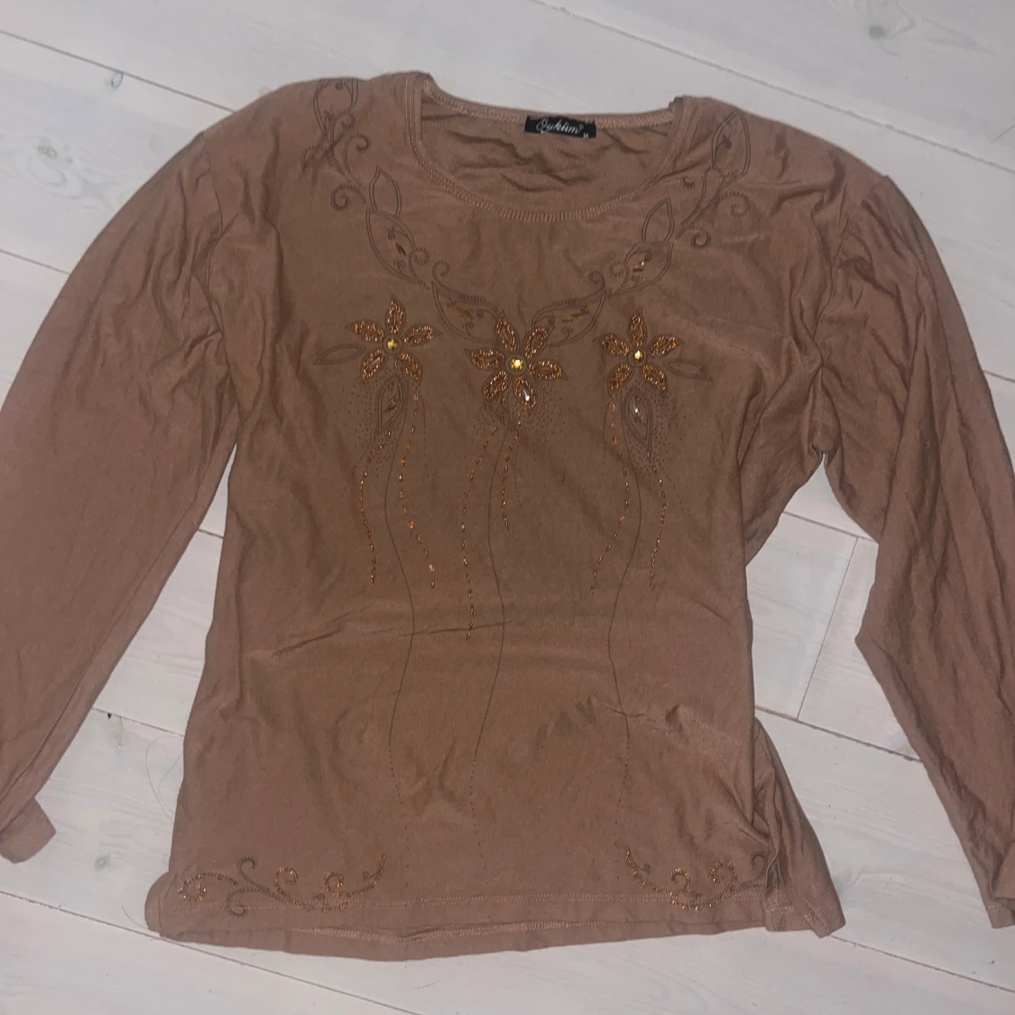 Brun topp med pärlbroderier - 1
