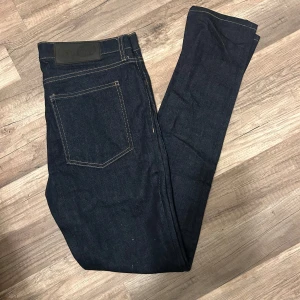 Mörkblå jeans från Cheap Monday - Snygga mörkblå jeans från Cheap Monday. De har en slim/straith passform och är tillverkade i ett stretchigt denimtyg för extra komfort. Perfekta för en stilren look.