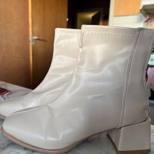 Beige boots med dragkedja - Snygga beige boots med dragkedja och klack. De har lite smutsig som finns i bilden 