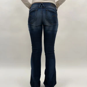 Mörkblå bootcut jeans - Jeans från Raw i storlek 26/32