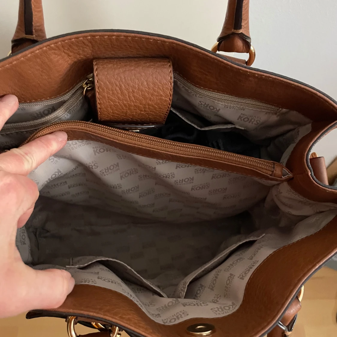 Brun axelväska från Michael Kors - 3