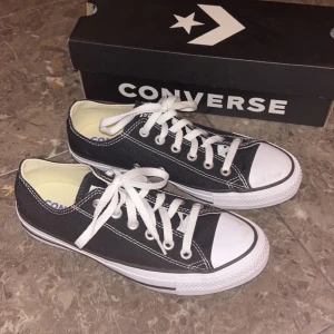 Svarta sneakers från Converse - Säljer dessa svarta låga converse som köptes i höstas då de inte kommer till användning, har endast använt de en gång och de är därför i nyskick 🩷köpte de för 800