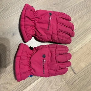 Rosa vinterhandskar från Ski Industries - Säljer ett par rosa vinterhandskar från Ski Industries. De har svart greppmaterial på insidan av handen och elastiska muddar för bättre passform. Perfekta för kalla dagar! ❄️