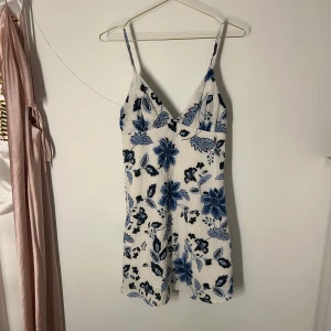 Blommig klänning  - Säljer denna jättesöta klänningen som är perfekt för sommaren från ginatricot! Har endast använt den ett fåtal gånger och den har därför väldigt bra skick🩷