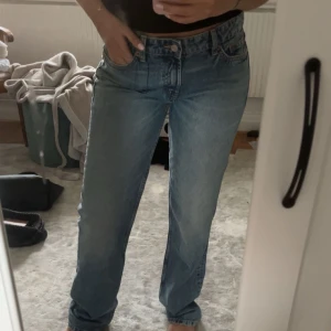 Lågmidjade Zara jeans  - Snygga blå jeansbyxor med låg midja. Aldrig använt.
