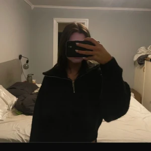 Svart hoodie med dragkedja - Säljer en svart hoodie med dragkedja framtill. Den har en hög krage och långa ärmar. Köpt på vinted