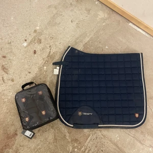Trinity Schabrak och lindor  - Dressyrschabrak i strl Full med Lindor, Lindorna är endast provade en gång och schabraket använt ca 5 gånger. Marinblått. Tvättas självklart innan försäljning