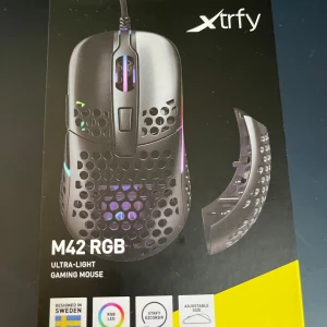 Xtrfy M42 RGB Gamingmus - Säljer en Xtrfy M42 RGB ultra-light gamingmus. Den har en justerbar design med utbytbara skal och RGB-belysning. Musen är designad i Sverige och har en perforerad yta för lättare vikt och bättre ventilation.