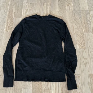 Svart tröja från Uniqlo - Svart långärmad tröja från Uniqlo. Tröjan är tillverkad i ett mjukt bomulls material som känns skönt mot huden. Storlek S