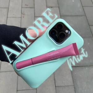 Mobilskal från Amore UF - Mobilskal med en inbyggd hållare för olika läppglans i färgen mintgrön för IPhone 13/14/15 PRO. Den rymmer flera olika läpprodukter och ger bra skydd för mobilen🥰🥰perfekt för tillfällen där du inte vill ha en väska med dig!