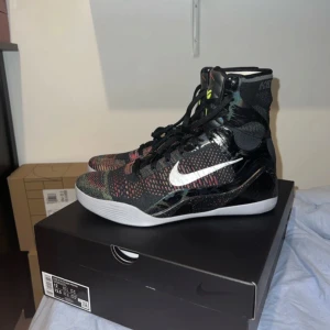 Nike Kobe 9 Elite Protro 'Masterpiece' - Dem går bra för vardagen men även till basketen.  Dem ska vara jättebra till basketen, materialet är premium, många detaljer över hela skon. Kan bara lägga upp max 5 bilder. Kan skicka mer privat om det behövs.