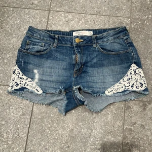 Shorts - Resåren är kaputt eftersom shortsen är ganska gamla. Shortsen är nytvättade!! Var omöjligt att ta bilder när de var på, kan försöka ta nya om det behövs! ❤️❤️❤️