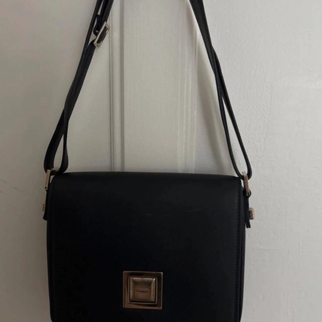 Svart axelväska med dragkedja