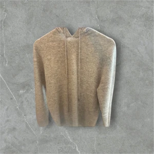 Merino hoodie  - Tja! säljer nu denna as feta ljusgråa merinoulls hoodien som aldrig har använts. Kvaliteten är extremt bra och materialet är väldigt mjukt. Storlek S så passar mellan 163-175 cm ungefär. Skirv om ni har några funderingar etc! 