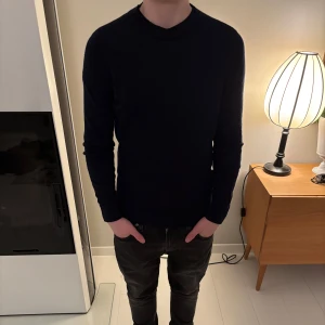 Marinblå tröja i merinoull från Massimo Dutti - Säljer en stilren marinblå tröja från Massimo Dutti i mjuk merinoull. Tröjan har en klassisk design med långa ärmar och rund halsringning. Perfekt för kyligare dagar och passar till många olika outfits🤩 Tröjan är i jättebra skick samt så har den inga defekter! Är i 100% merinoull! Är i storlek S, skriv gärna för fler bilder och frågor🤩