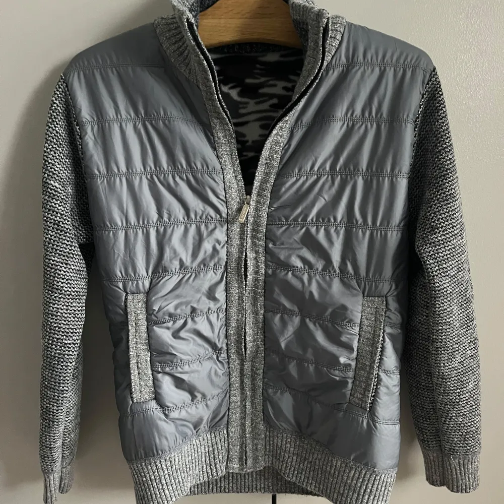 Snygg grå cardigan som är i nyskick och har en unik men väldigt snygg leopard mönstrat innerfoder som är i skönt material. Skriv om du undrar något . Takit.