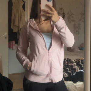 Rosa huvtröja från OTP Leisurewear - Säljer en mysig rosa huvtröja från OTP Leisurewear. Tröjan har dragkedja och huva med snörning. Inte använd!