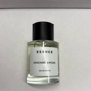 Essnce Perenne Amore Eau de Parfum - Säljer Essnce Perenne Amore Eau de Parfum, endast testad. Väldigt lik Valentino Born in Roma💓Kartong följer med! Kostar 400kr original med frakt!
