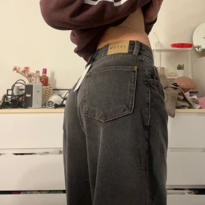 Svarta jeansbyxor från Motel - HELT nya, med prislapp. Snygga svarta jeansbyxor från Motel med en loose passform. ❤️‍🩹💓❤️‍🩹storlek 24/32