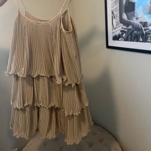 Volang klänning - Säljer denna jätte fina volang klänning som inte går att köpa längre. St är M men sitter mer som S💞