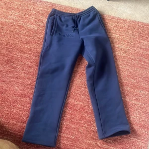 Mörkblå mjukisbyxor från Doublés - Snygga mörkblå mjukisbyxor från Doublés med elastisk midja och dragsko. Byxorna har en broderad logga på framsidan och praktiska sidofickor. Storlek Xs. Endast testad. Super mjuk och skön 