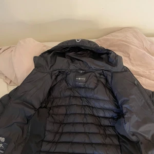 Svart dunjacka från Sail Racing - Säljer en svart dunjacka från Sail Racing. Den är inte sliten eller någonting, köpt förra året. Den har en liten smink fläck precis där uppe vid luvan men det går att ta bort. Jackan är knappt använd. Nypris 2000kr men jag säljer den för 1200kr. Hör gärna av er för frågor osv!