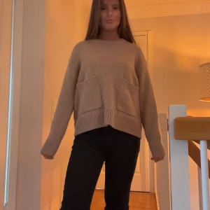 Beige stickad tröja - Säljer en mysig beige stickad tröja med långa ärmar och två stora fickor framtill. Använd fåtal gånger💕en liten rosa fläck på ena armen vet ej om de går bort i tvätten men inget som man tänker på, hör av er för bilder🩷