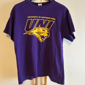 Vintage T-shirt - Vintage T-shirt i bra skick. Modell på bilden är 186cm