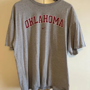 Vintage T-shirt - Vintage Nike T-shirt i bra skick. Modell på bilden är 186cm