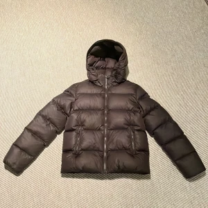 Svart pufferjacka från Colmar - Säljer en svart pufferjacka från Colmar. Jackan har två stycken fickor fram till. Perfekt för kalla dagar. OBS! Den vita färgen på Colmar loggan på baksida höft är bortskavd. Ord pris 4 999kr säljs för 3099kr