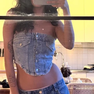 Jeans tubtopp - Säljer en cool jeans tubtopp med knappar framtill och fickdetaljer! 🤭