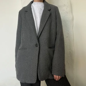 Kavaj jacka från Noisy May - En jättesnygg kavaj jacka från Noisy may, med fickor fram och knapp. Den sitter lite oversized på mig (som den ska) och jag brukar ha S i jackor! 