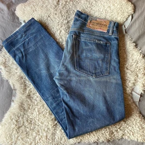 Denim & Supply Ralph Lauren Jeans - Säljer dessa enormt snygga jeans från Ralph Laurens kollektion ”Denim & Supply” med en klassisk femficksdesign och slitna detaljer. Jeansen är 34 i längd, men passar 32/33 Dessa jeans har en väldigt snygg och unik tvätt dessutom! De har en knappgylf och en väldigt bekväm straight passform som funkar till det mesta hela året om. Perfekta för en avslappnad stil. Jeansen är i generellt sätt väldigt fräscha och i skicket 9/10. Tveka inte på att höra av dig vid frågor eller funderingar! ⭐️