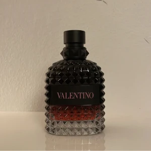 Valentino Born in Roma Intense  - Säljer nu en doft som inte passar på mig byten sökes också!Det finns ungefär 93/100ml kvar.