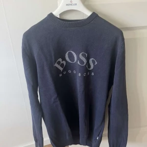 Hugo boss tröja - Hugo boss tröja i fint skick. Storlek S. Hör av dig vid minsta fundering!