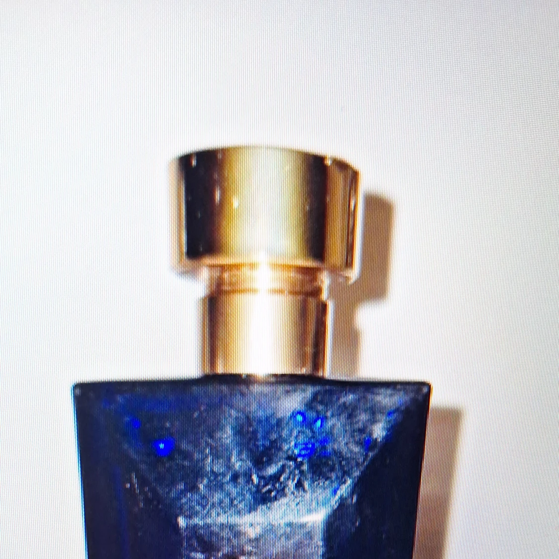 Blå parfymflaska med guldfärgat lock - 2