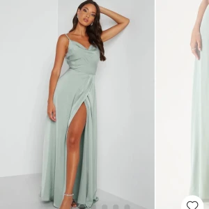 Ljusgrön långklänning med slits - Säljer min gamla balklänning som ändats använts 1 gång utan difekter i storlek 38💓💓 nypris 1000 men säljer för 600kr🥰 Lång på mig som är 173!!