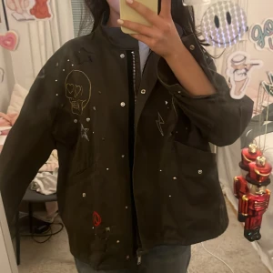 Grön vårjacka med coola detaljer - Så himla snygg mörkgrön vår jacak med super coolq detaljer! Endast anvönd max 2 ggr den är som ny, den ser mycjet mörkar ut på bilden. Men kom privat för fler bilder