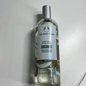 Coconut Body Mist!!!🥥 - Fräsch och uppfriskande body mist med kokosdoft från The Body Shop. Andvänd ungefär bara 10% utan den!! Luktar friskt och passar till allt. de sista bilden för och se hur mycket det är kvar🙏🏻