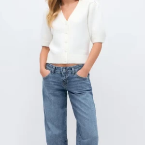 Blå jeans - Säljer mina oanvända helt nya blå jeans från Gina Tricot eftersom jag köpte fel storlek. Det är storlek 38 och passar perfekt för 172 ish. Byxorna har en normal passform och är perfekta för en avslappnad stil. De är tillverkade i ett slitstarkt denimtyg och har en bekväm midwaist.