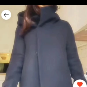 Svart Kappa  - Säljer min svarta kappa från zara, kan säga priset vid snabba affär🌸 