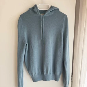 Ljusblå hoodie från Soft Goat - Säljer en supermjuk blå hoodie från Soft Goat, tillverkad i 100% kashmir. Använd en gång och världens finaste 💙