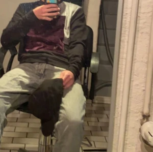 Svart och lila tröja - Säljer en svart tröja med lila och grå detaljer. Tröjan har långa ärmar och en unik design med färgblock. Perfekt för en avslappnad stil.