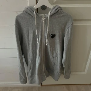 Grå cdg hoodie - Säljer en sjukt fet cdg hoodie i bra skick. Storlek L men kan även passa M. Hör gärna av er vid ytterligare frågor!
