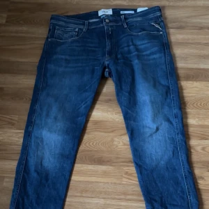 Mörkblåa Replay Anbas - Mörkblåa Replay Anbas - Riktigt stilrena och passar till nästan allt - Nypris: 1500kr - Mittpris: 400kr - kan sänka vid en snabb affär!